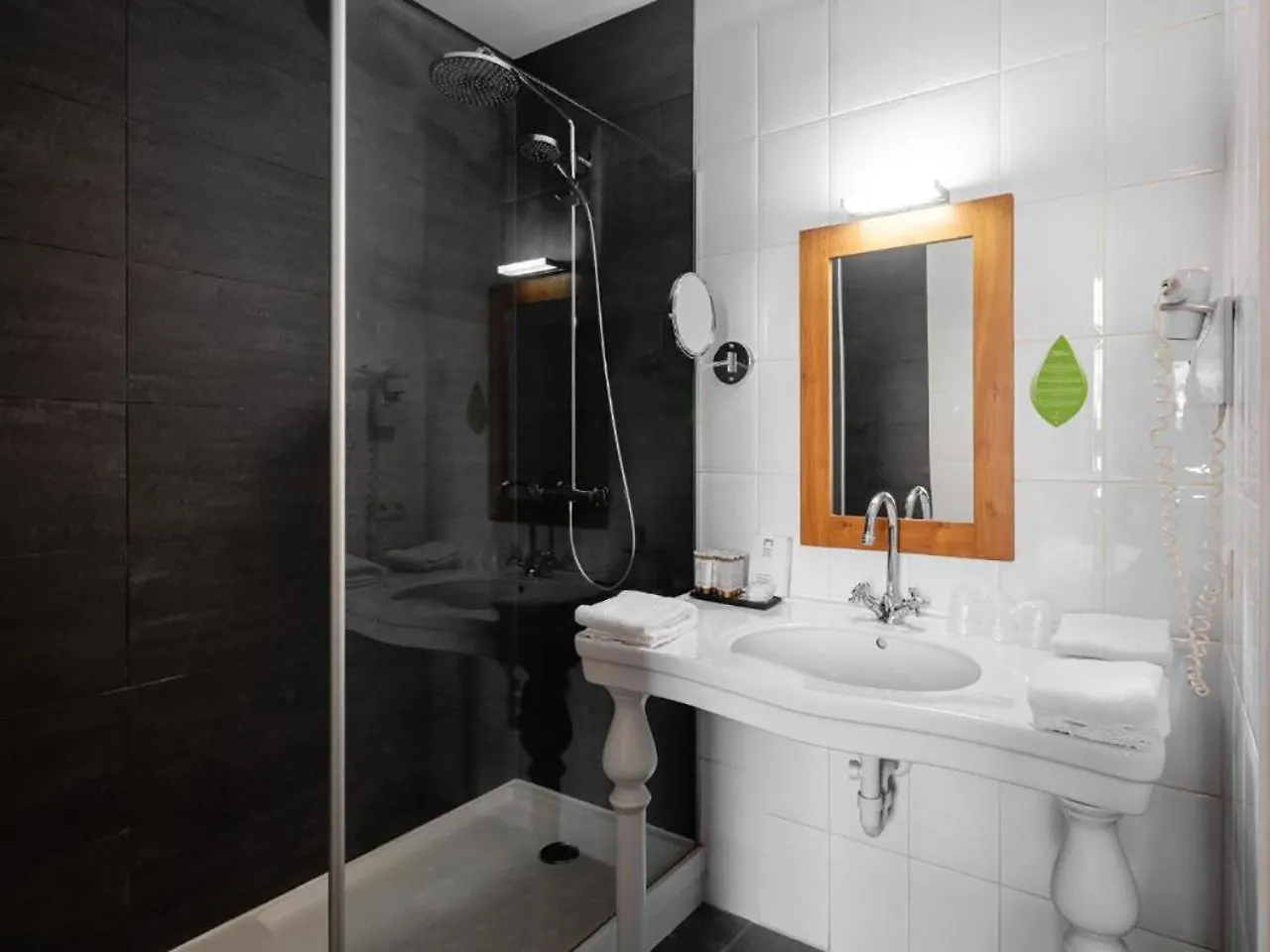 Budget Rooms By Ghent River